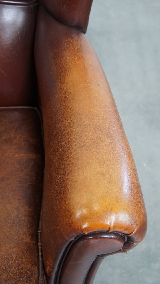 Image 1 of Schapenleren oorfauteuil met een donkere kleurstelling