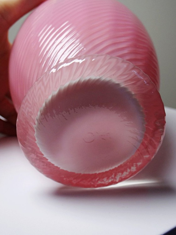 Image 1 of Petit vase soufflé en opaline rose torsadée Vénitien Murano/Empoli vintage