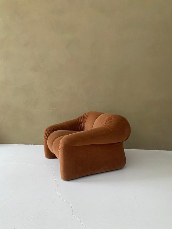 Image 1 of Fauteuil italien vintage moelleux en tissu velours orange terracotta