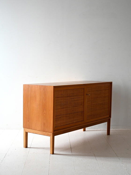 Image 1 of Scandinavische eiken kast met geweven rotan deuren