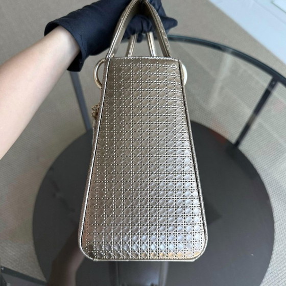 Image 1 of DIOR LADY MEDIUM - MICRO-CANNAGE METALLIC GOUDEN BESLAG