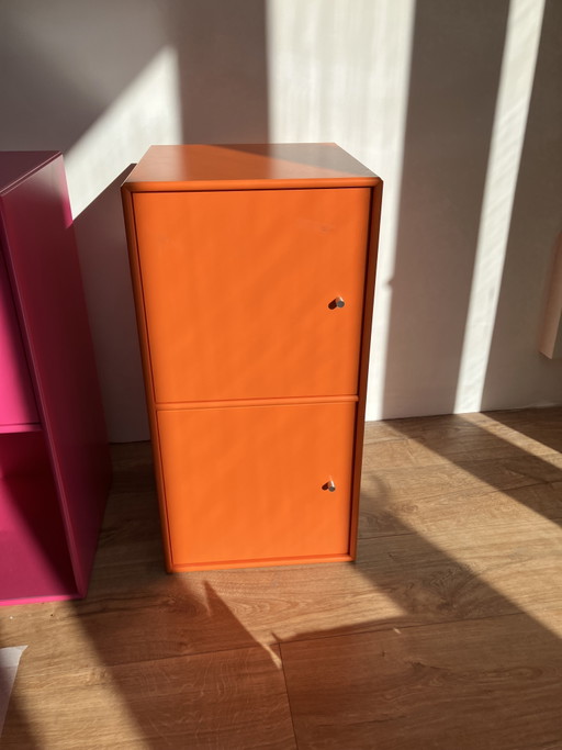 Armario de pared delgado Montana original con 2 puertas en color naranja - Peter J. Lassen
