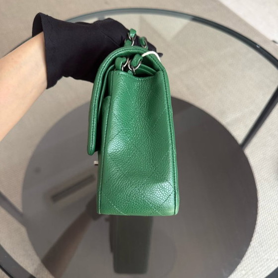 Image 1 of Chanel Classic Flap Medium - Caviar 25CM Gesteppte Doppelklappe Grün Silberne Hardware Serie 21
