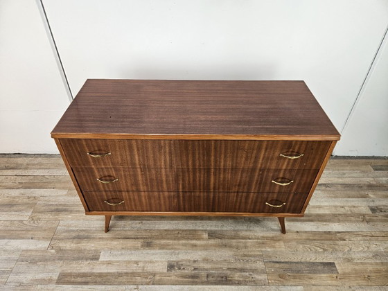 Image 1 of Commode des années 1950 recouverte de noyer avec poignées en laiton