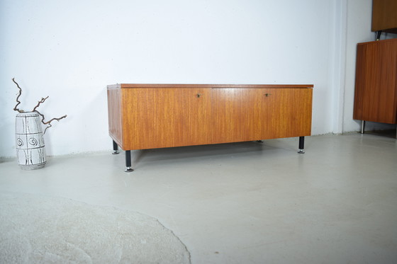 Image 1 of Buffet en teck des années 1960, commode basse vintage style milieu du siècle