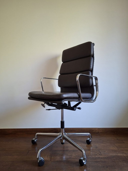 Poltrona Vitra Soft Pad EA 219 in pelle marrone castagna