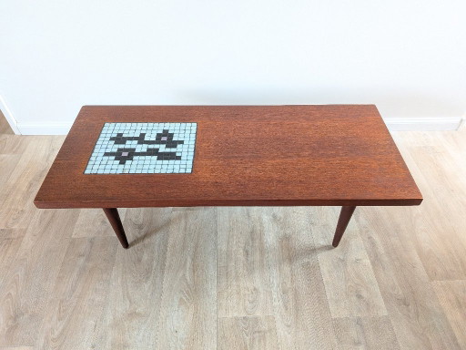 Table basse en teck de style moderne du milieu du siècle avec incrustation de mosaïque (attribuée à Wébé) – salontafels