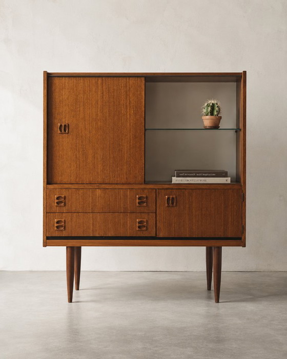 Image 1 of Kompaktes Teak-Highboard im Mid-Century-Modern-Stil