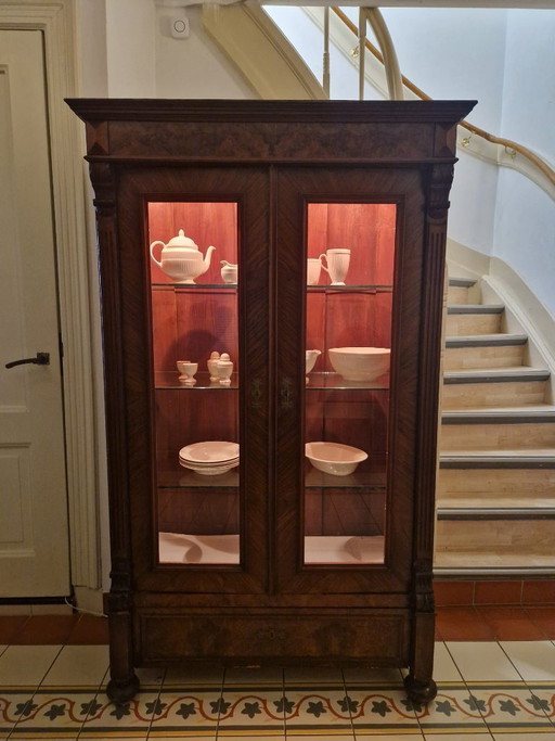 Vitrina o aparador de porcelana clásico de madera.