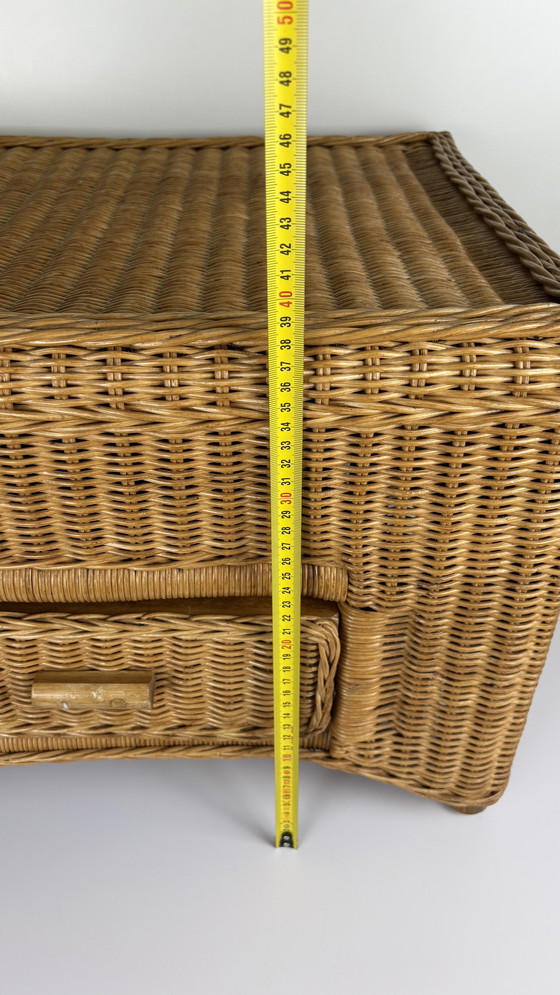 Image 1 of Table basse vintage en rotin avec tiroir table de chevet / table d'appoint