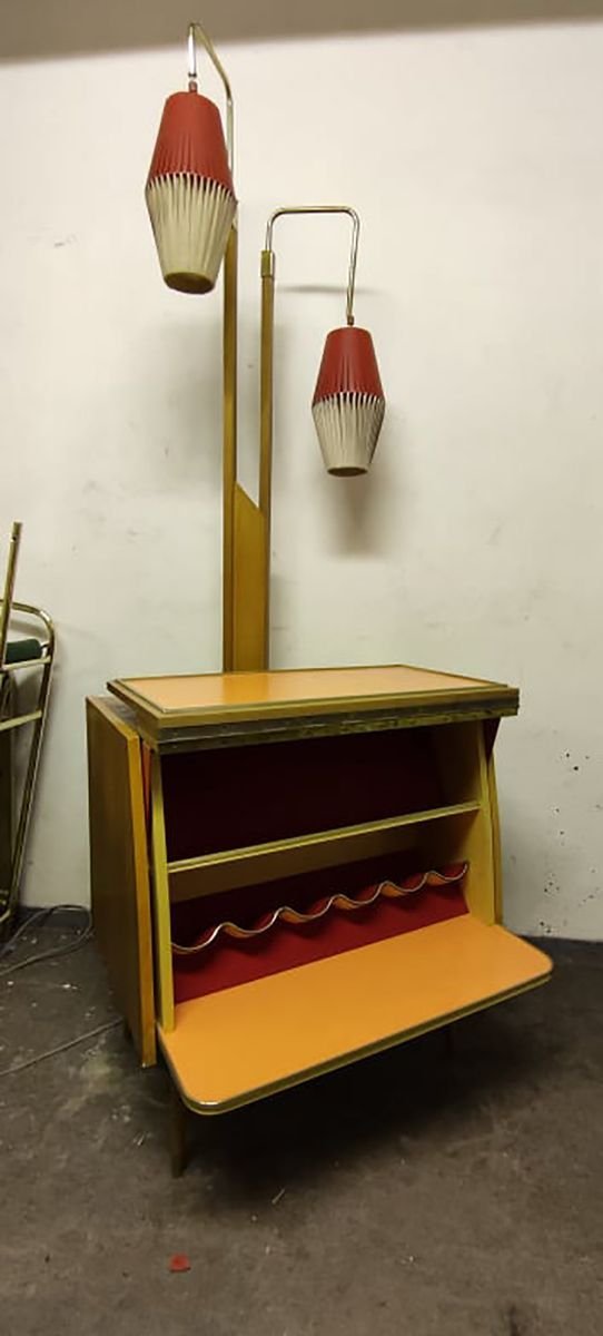 Mobile bar in noce con lampada da terra, anni '50 – Vintage (photo 3 of 5)