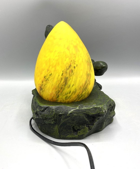 Image 1 of Art Deco stijl tafellamp met kinderen – sculpturale lamp met geel glas ca. 1970–1980 Copy van A. Moreau - Kunsthars