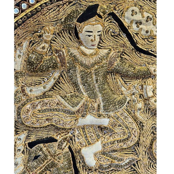 Burmesisches Goldstickerei-Paneel – Kalaga Wandbehang mit Reiter – Wanddekoration, Textile, Aziatisch (photo 4 of 10)
