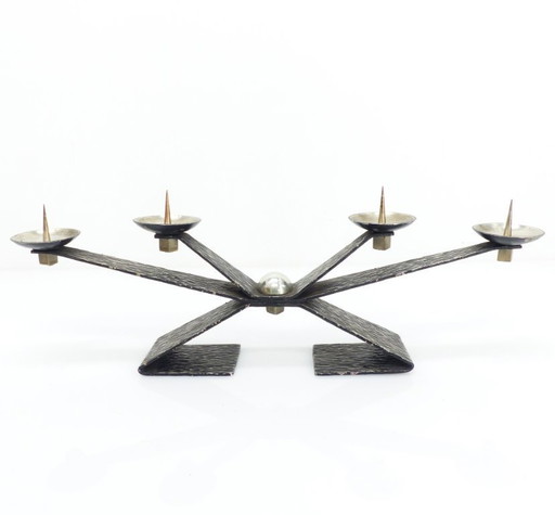 Modernistische brutalistische kroonluchter met vier zwartgeblakerde, gehamerde metalen punten, Europa, circa 1960-1970