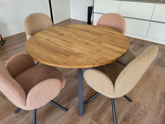 Image 1 of Juego de comedor completamente nuevo con cuatro sillas giratorias.