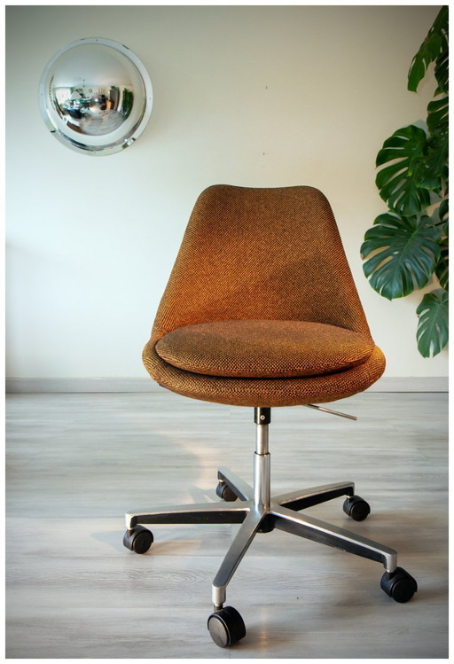 Chaise tulipe 70's, tissu lainé orangé et fonte d'aluminium