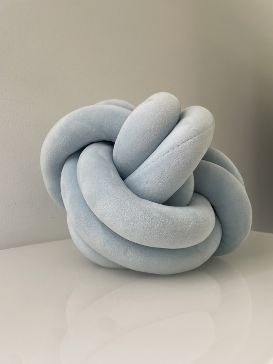 Image 1 of Cuscino con nodo intrecciato in velluto azzurro