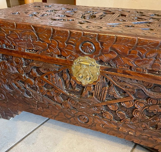 Image 1 of Grande baule antico asiatico in legno intagliato