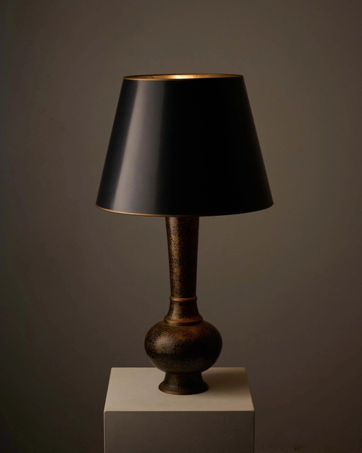 Hoge zwart-gouden vaaslamp met bladpatroon