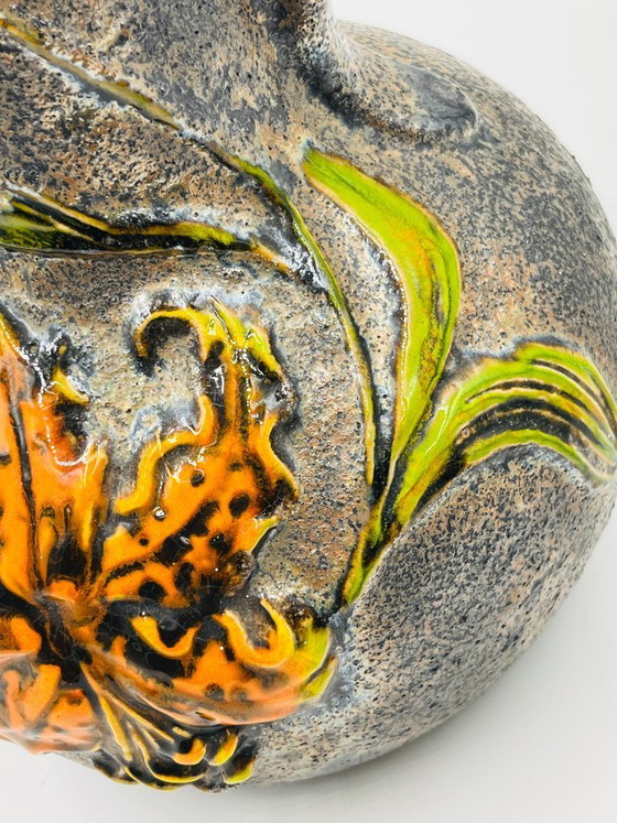 Image 1 of Grande vaso vintage con rilievi floreali.