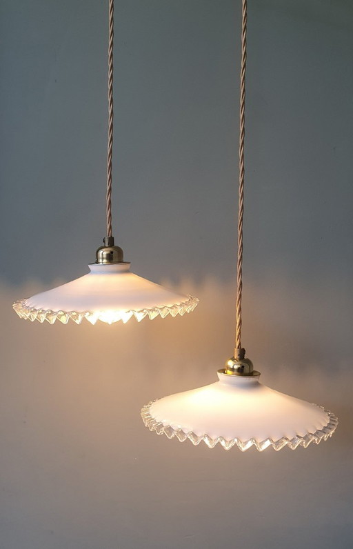 Set Vintage Hanglampen Wit Opaline Glas. Model 'Pie crust'