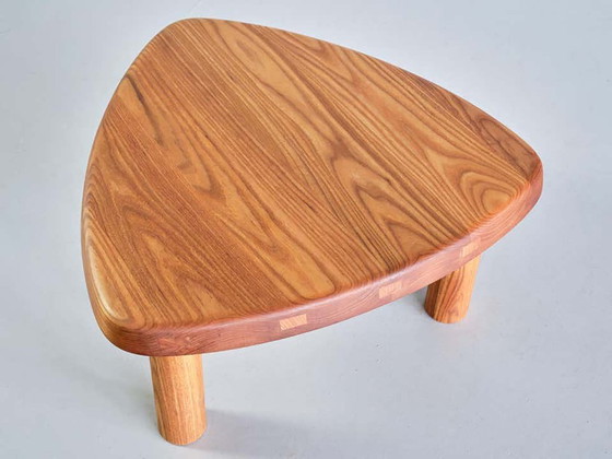 Image 1 of Pierre Chapo T23 – driepotige bijzettafel van massief iepenhout – 2023