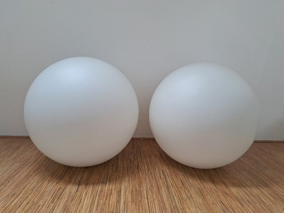 Image 1 of Set mit 2 XL Raak Kugel-Pendelleuchten – Typ B-1156 – Ø50 cm – mattiertes Glas