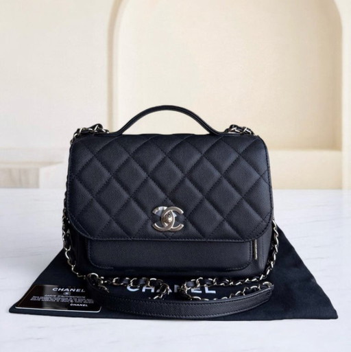 Chanel Business Affinity - Caviar acolchado negro con herrajes dorados