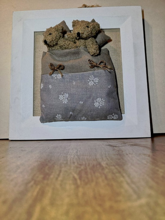 Image 1 of Vintage welterustenlijst / Teddybeer onder de dekens / jaren 90