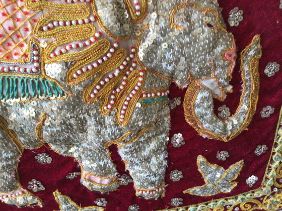 Image 1 of Elefante ricamato su stoffa incorniciato, fatto a mano dall'India