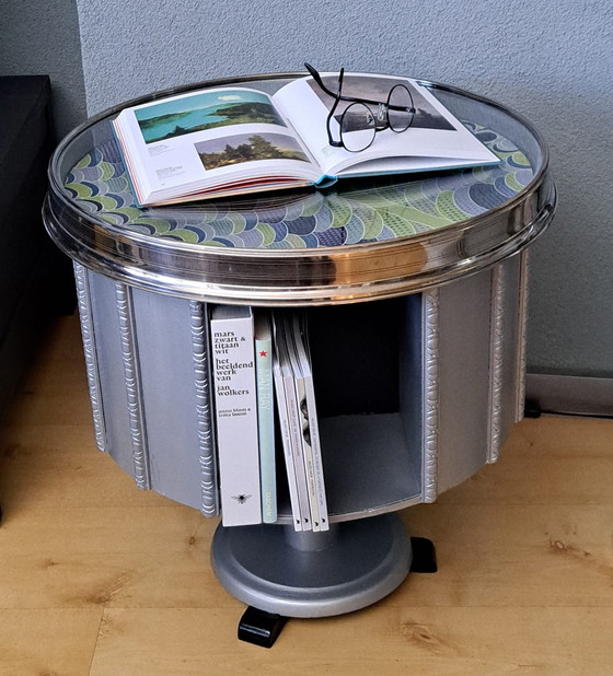 Image 1 of Carousel table