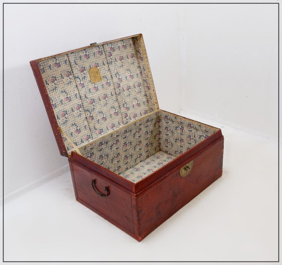 Image 1 of  Malle chinoise en cuir laqué rouge du début du XXe siècle