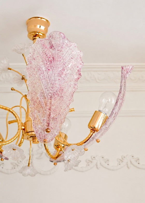 Image 1 of Lustre vintage en verre de Murano, plafonnier en verre rose à motif de feuilles et de fleurs, lustre italien en métal doré, anné