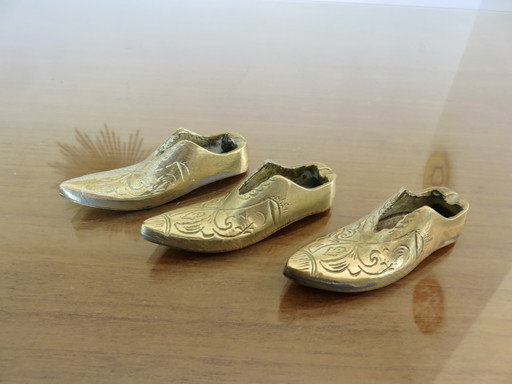 Set van 3 messing asbakken in de vorm van een babouche