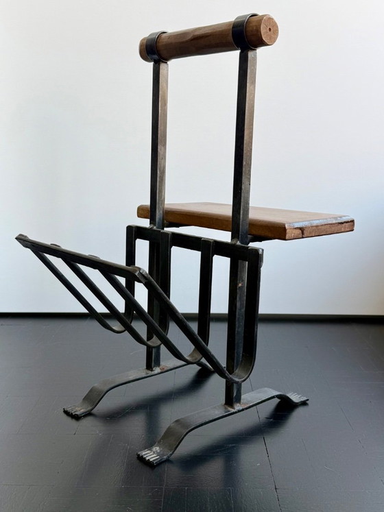 Brutalist wrought iron magazine rack with shelf, 1950s – Wood (photo 5 of 11)