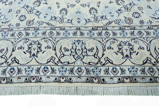 Image 1 of Handgeknoopt Nain 9La oosters tapijt - 291 x 195 cm - Fijne details met zijde in crème en blauw