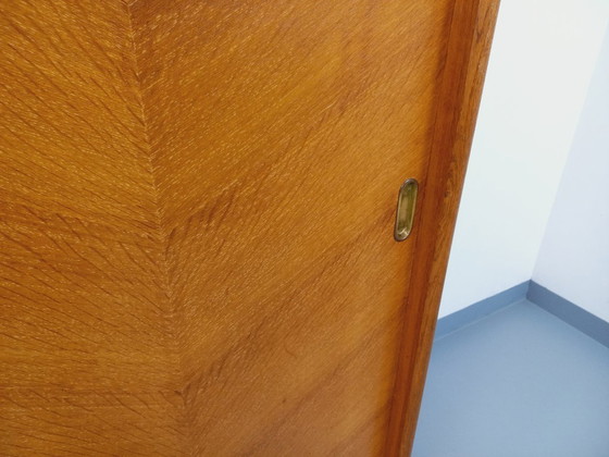 Image 1 of Vintage eikenhouten kledingkast uit de jaren 60