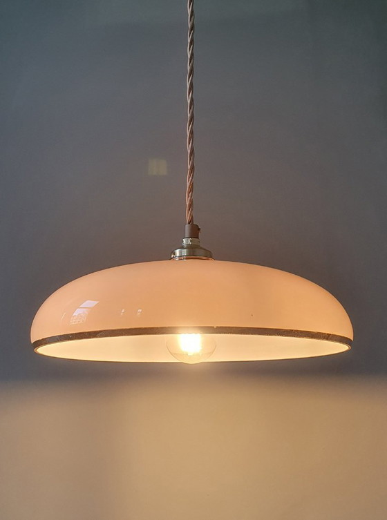 Image 1 of Lampada a sospensione vintage in vetro opalino rosa pastello con finiture dorate.