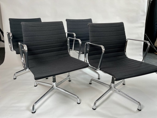 4 x chaises pivotantes Vitra Eames EA 108 noires Hobsak