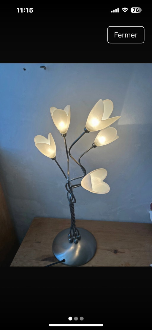 Lampada da tavolo dal design floreale distintivo, con paralumi in vetro a forma di tulipano e base in metallo. – tafellampen