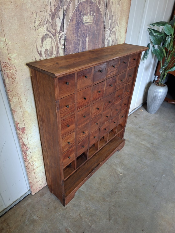 Image 1 of Cassettiera antica, mobile da farmacia, vetrina da negozio, dimensioni: 93x22 e 105 cm di altezza.