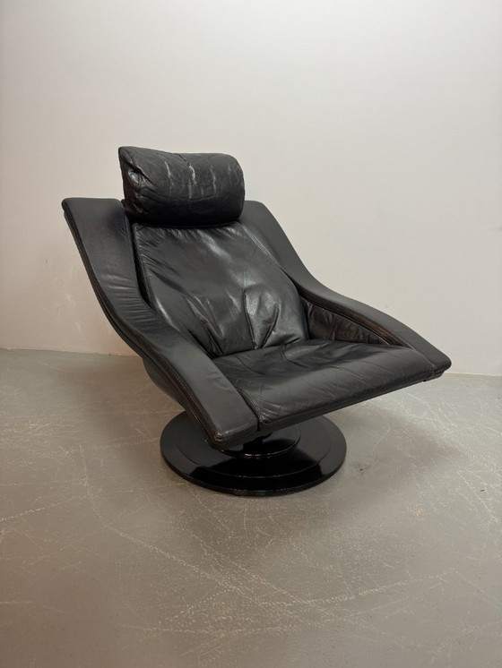 Image 1 of Skandinavisches Mid-Century-Design: Lounge-Sessel „Move“ aus schwarzem Leder mit passendem Hocker.