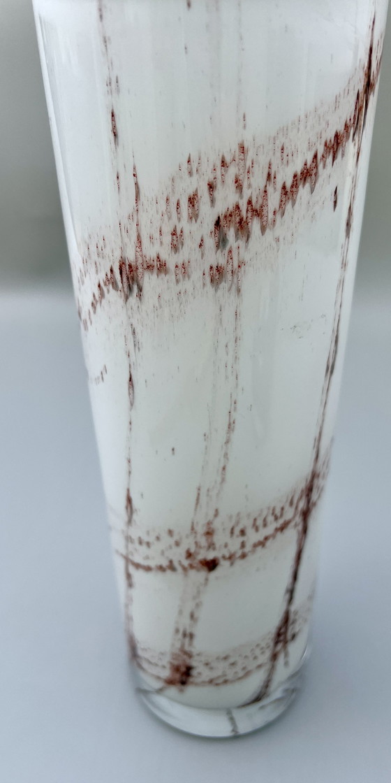Image 1 of Große Studioglas-Vase – weiß mit rotbrauner Faden-Schmelztechnik