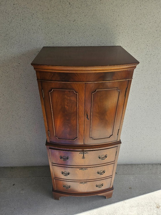 Image 1 of Barkast massief notelaar 