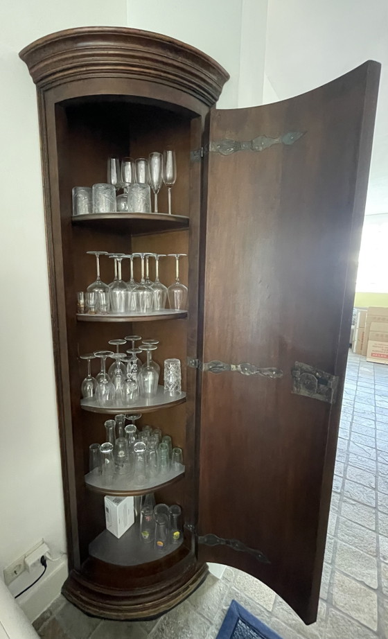 Mobile angolare antico olandese in stile Biedermeier in mogano con frontale imponente (circa 1850) (photo 2 of 6)