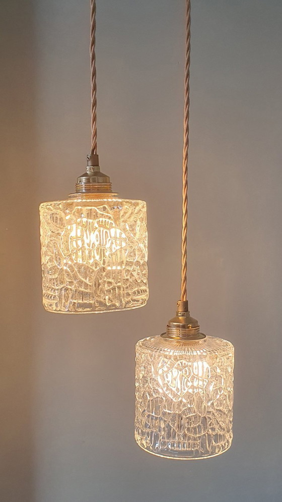 Image 1 of Ensemble de deux suspensions vintage en verre épais texturé. Style milieu du siècle.