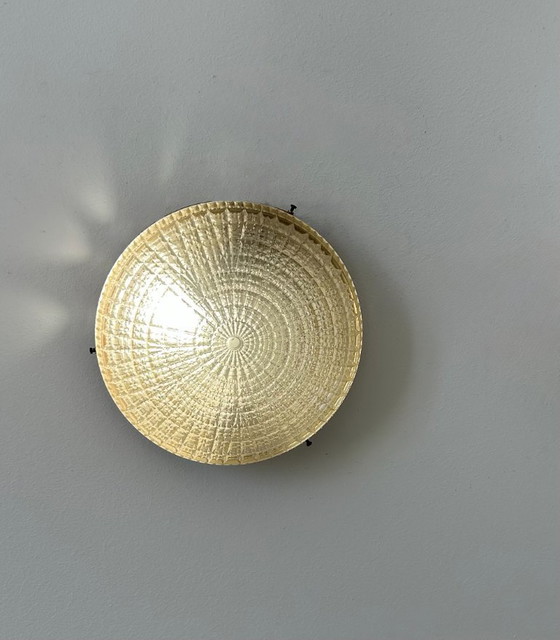 Image 1 of Een paar vintage wandlampen van verguld metaal en geperst, gevormd glas, Frankrijk, 1970.