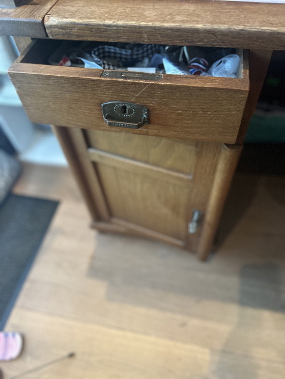 Image 1 of Een antieke/vintage eiken secretaire/ archiefkast, van rond 1900-1920.