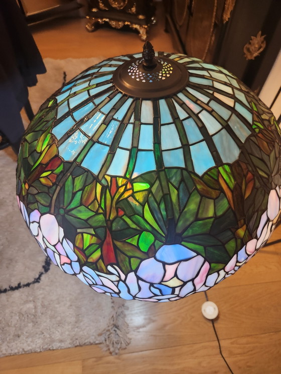 Image 1 of Grote Monumentale Bronzen Lamp / Vloerlamp naar L. & F. Moreau - "Vrouw met lier" met Tiffany-stijl glaskap - 100 cm - 15,5 kg