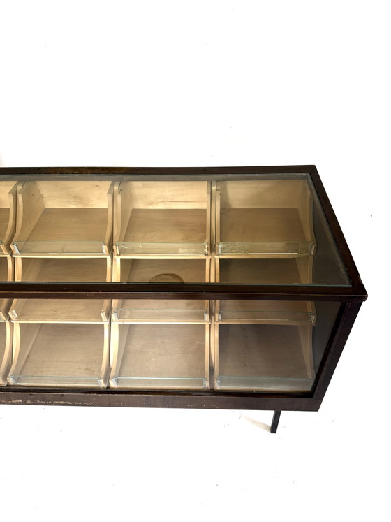 Image 1 of Vintage eikenhouten winkelvitrine/toonbank, Duitsland ‘50